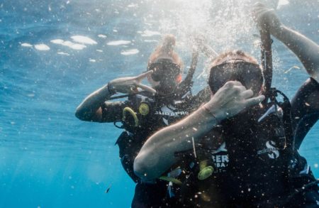 Plàncton Diving és el teu centre de busseig i snorkel a l’Ametlla de Mar (Tarragona). Oferim immersions guiades des de la costa o en vaixell, rutes de snorkel, immersions a les Illes Columbretes en veler, rutes de biocaiac i lloguer de material de submarinisme. Impartim cursos de submarinisme certificats per SSI per a tots els nivells: bateig de submarinisme, curs Open Water Diver SSI o cursos per treballar d’instructor/a de submarinisme entre d’altres. També organitzem campaments científics, tallers i activitats perquè els i les més petites aprenguin sobre el mar. El nostre equip d’oceanògrafes i biòlogues marines t’ensenyaran a reconèixer espècies de fauna i flora amb els nostres brífings bio per convertir-te en una experta submarinista.